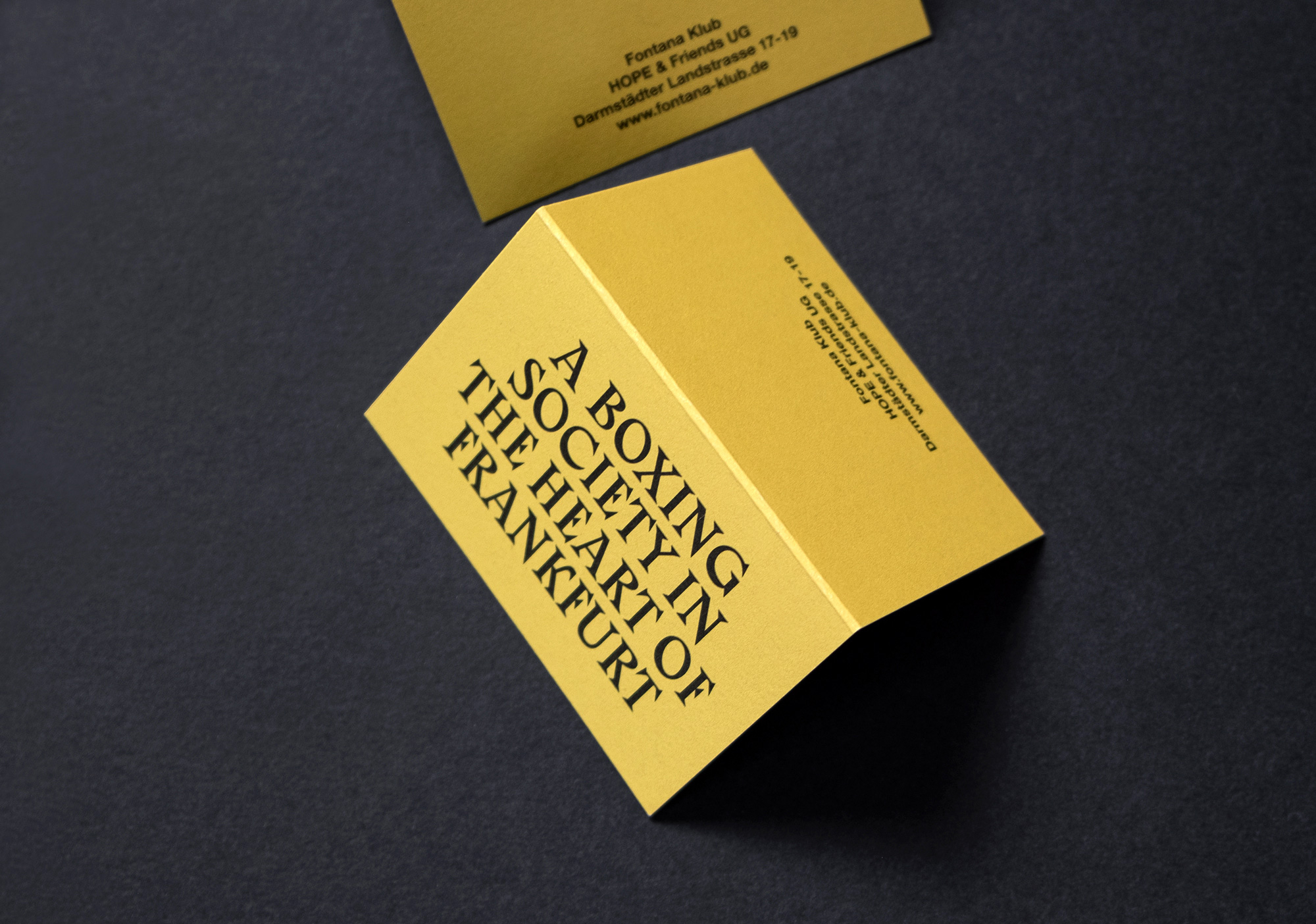 Klappkarte mit dem Claim des Fontana Klubs