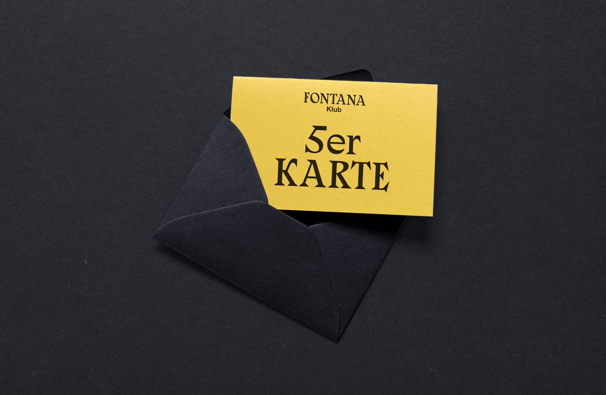5er Karte in einem schwarzen Umschlag