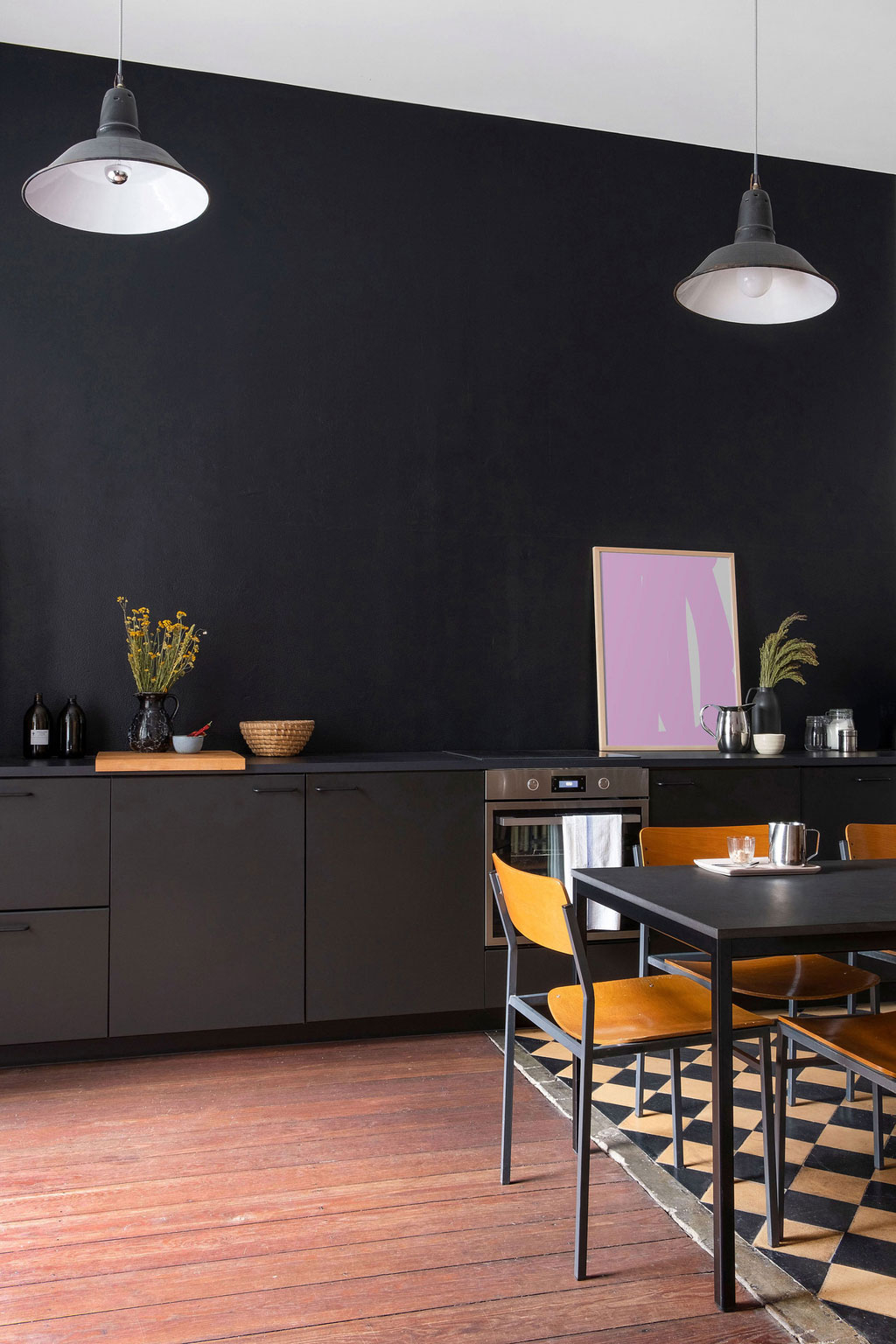 Interieurfotografie der schwarzen Küchenfront der Eventlocation Plats in Frankfurt