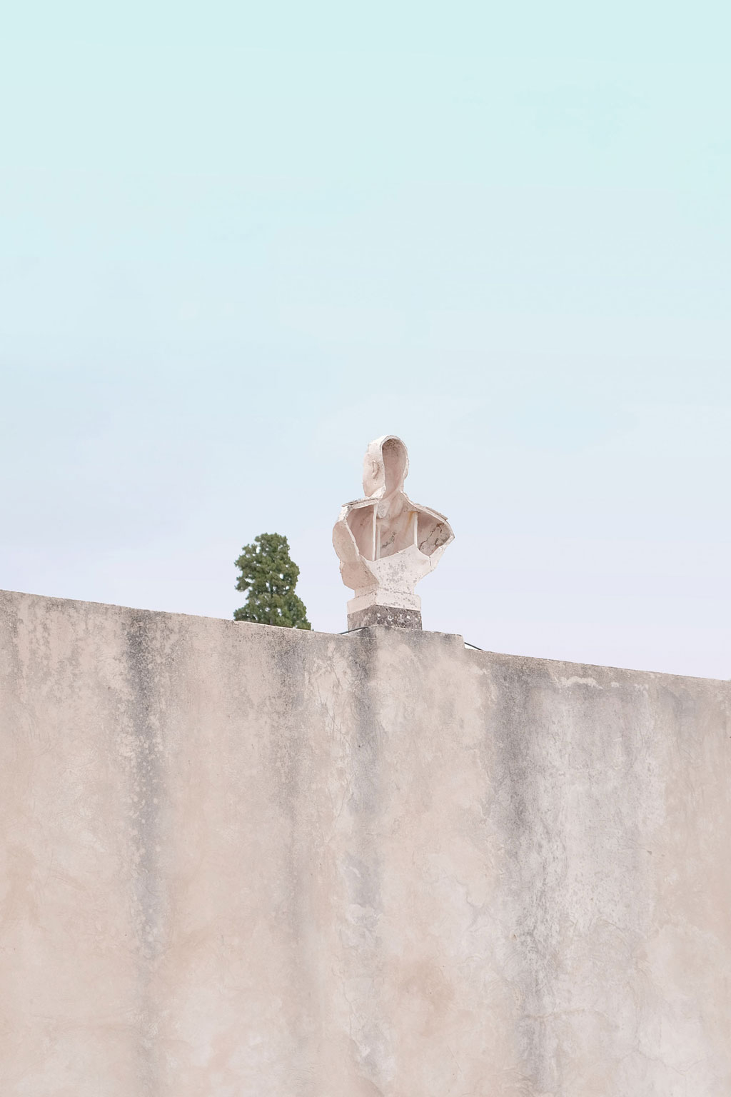 Fotografie einer Büste mit pastelfarbenem Himmel