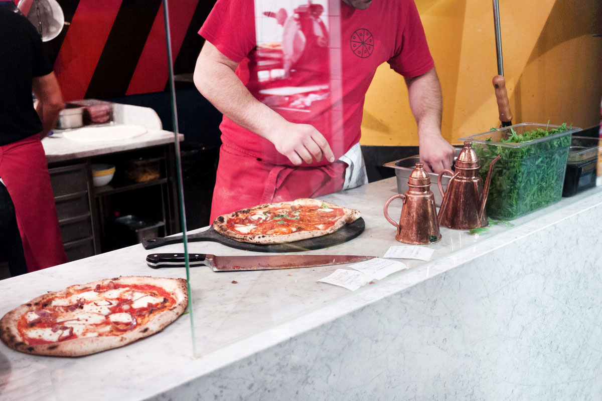 Pizzerbäcker beim Belegen einer Pizza, Montana Pizza, Frankfurt