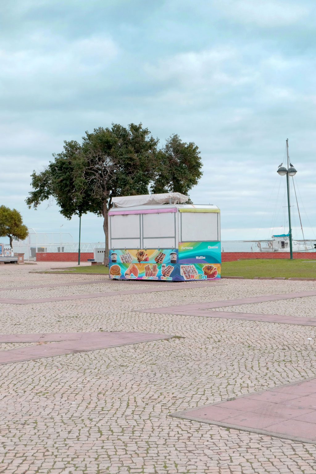 Bunter, pastelfabener Waffelstand in Portugal