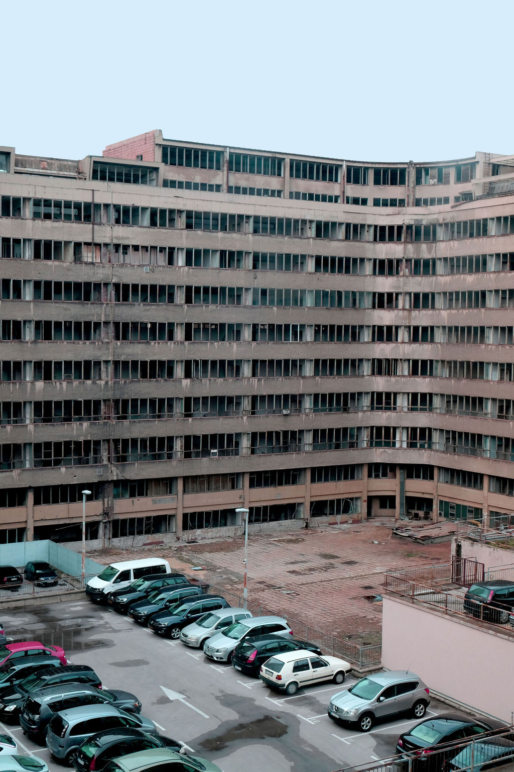 Architekturfotografie einer Fassade eines verlassenen Gebäudes in Belgrad