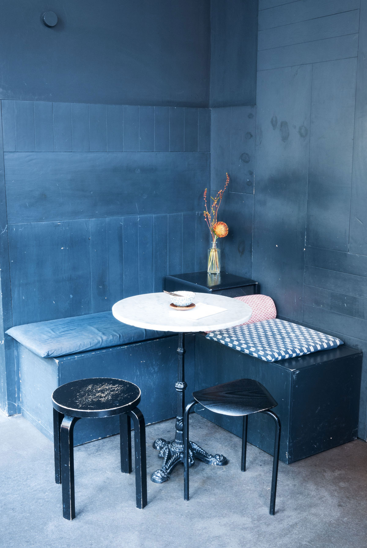 Fotografie einer Sitzecke mit dunkelblauer Wand im Frankfurter Cafe Plank