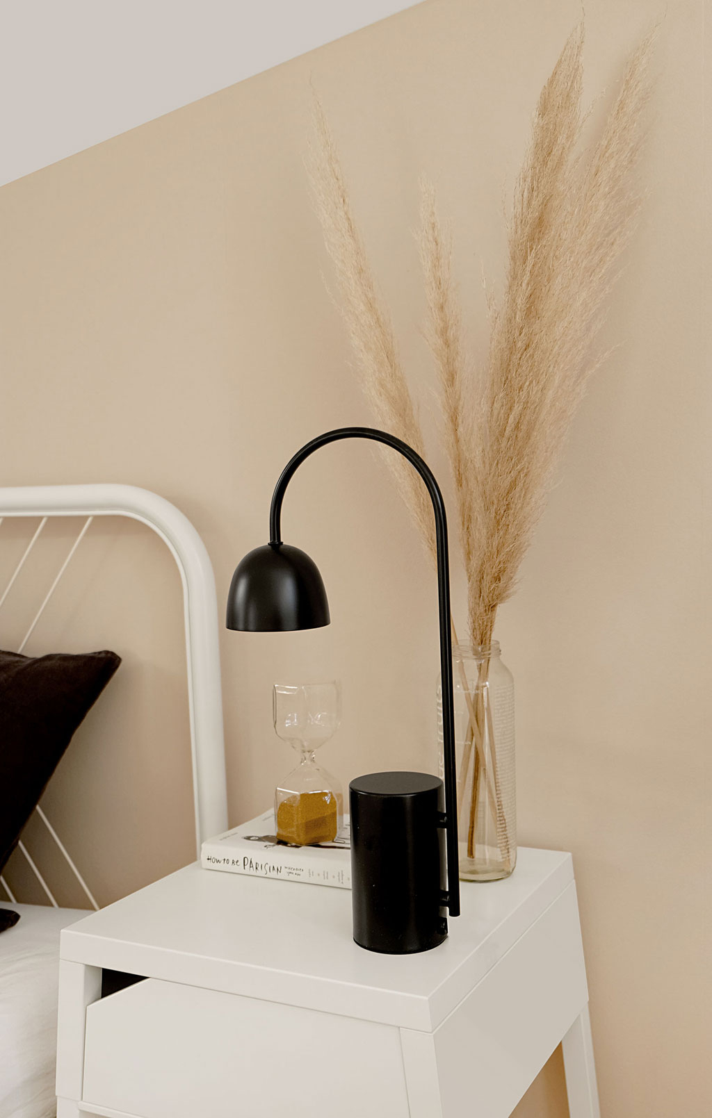 Produktfotografie einer schwarzen Lampe, inszeniert auf einem Nachttisch