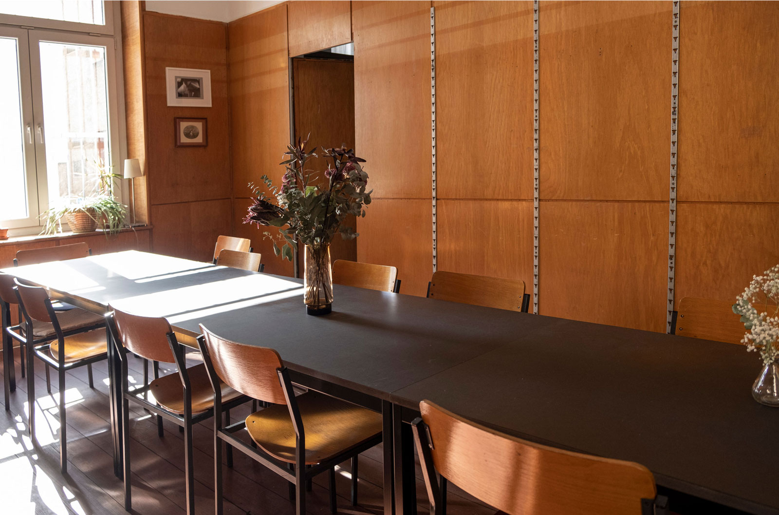 Blick in den holzvertäfelten Salon der Eventlocation Plats in Frankfurt