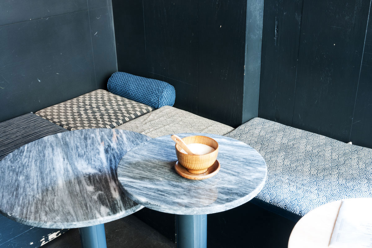 Interieurdetail einer Sitzecke im Cafe Plank