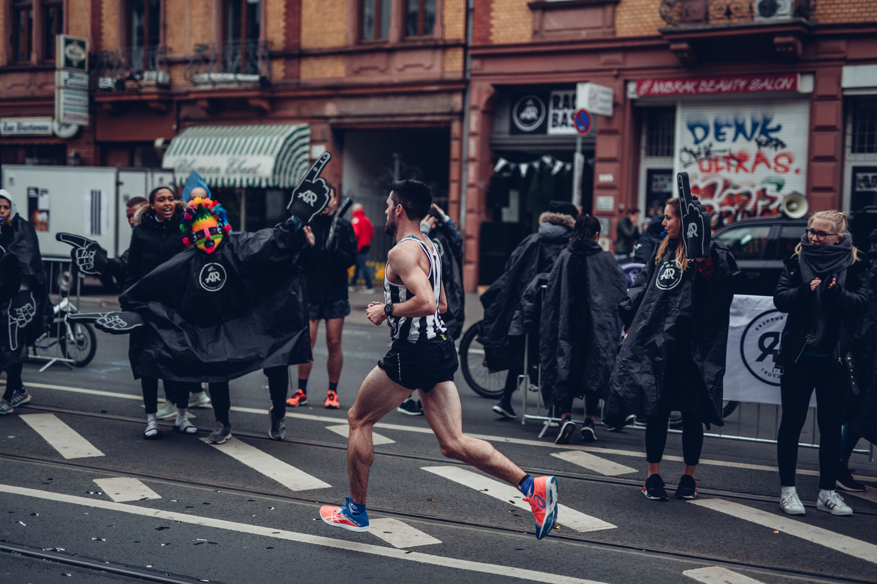 adidas Runners Cheering-Base vor der Freitagsküche Menschen feuern einen Läufer beim Frankfurt Marathon an