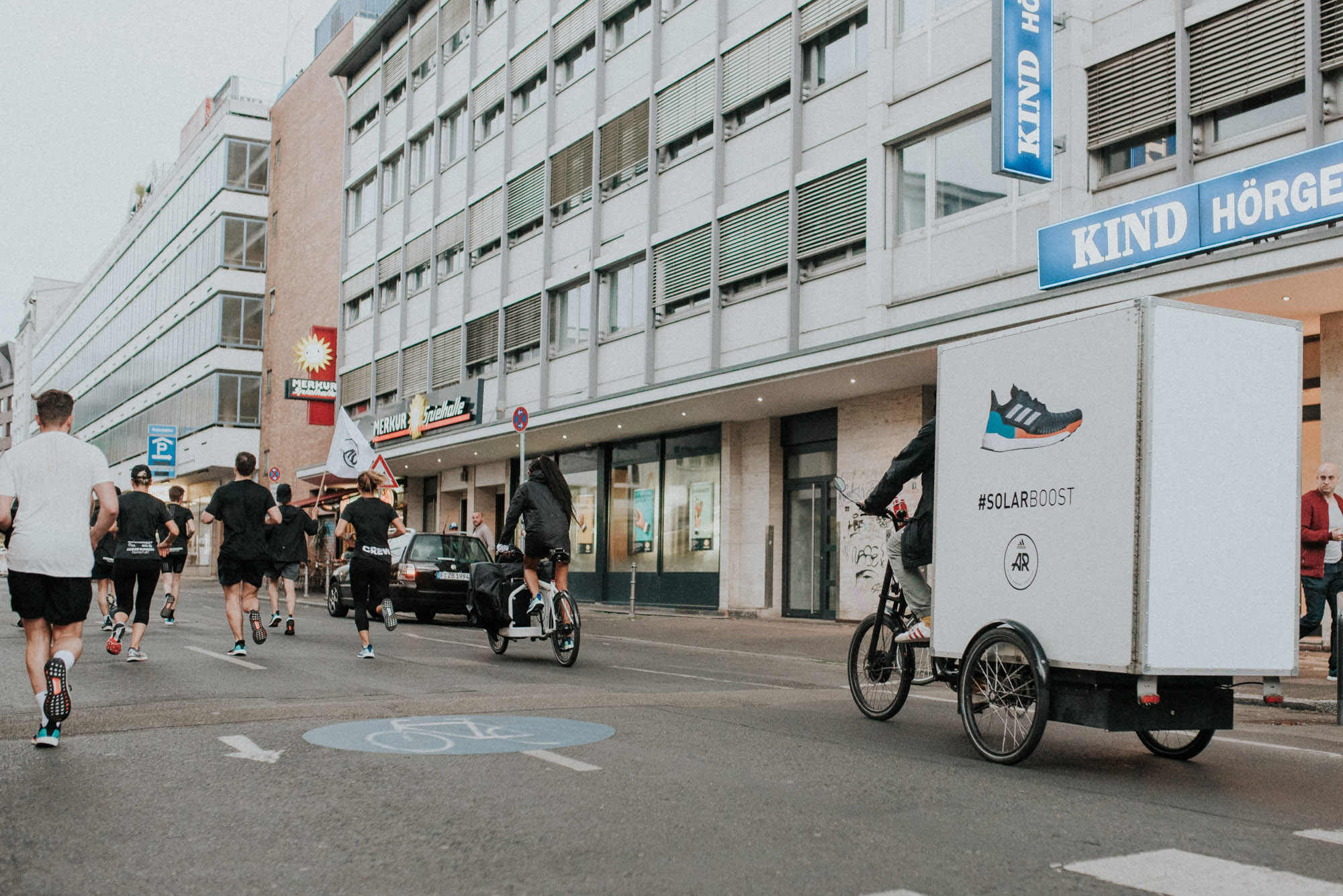 Läufer die durch Frankfurt rennen