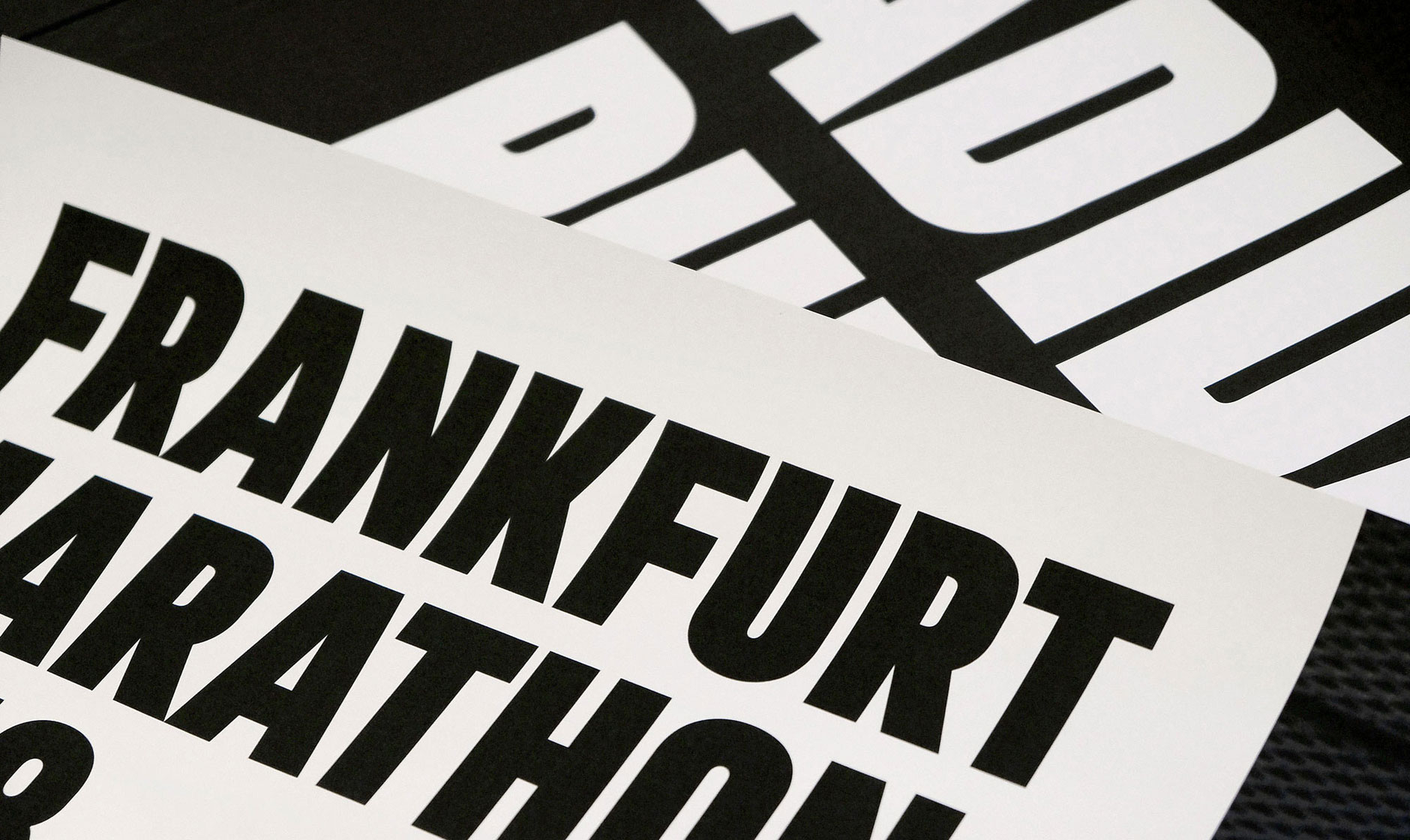 Posterdetail mit großer Typografie in schwarz weiß