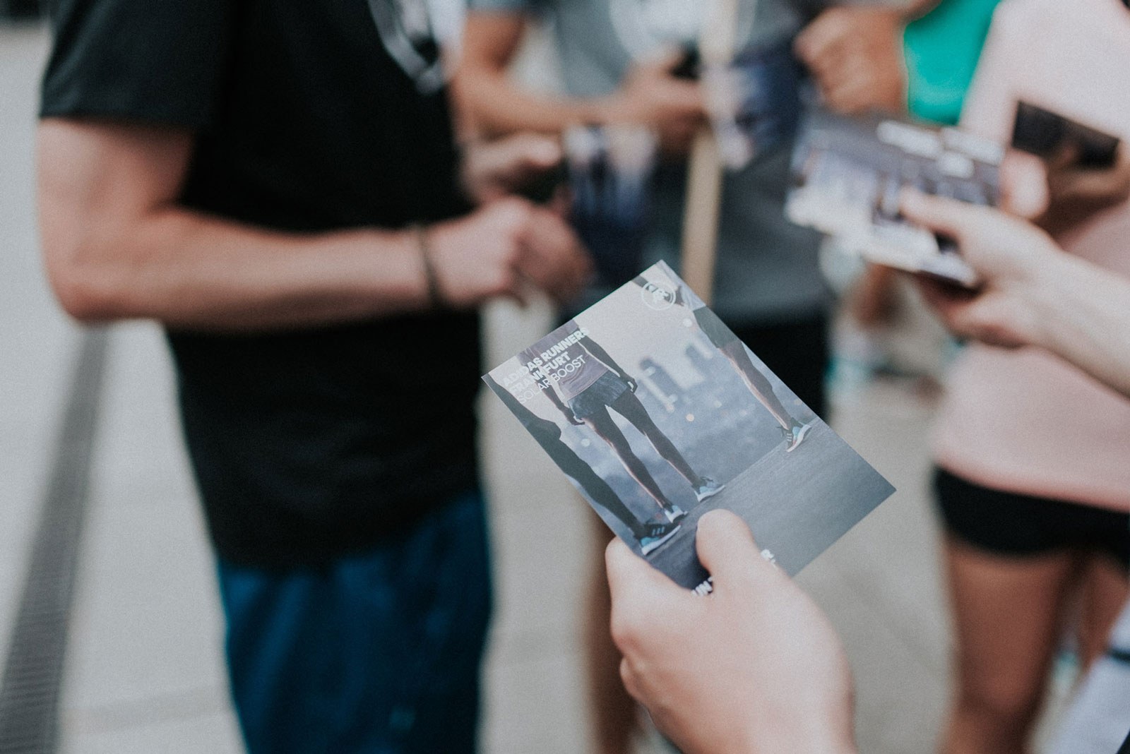 eine Person die Flyer an andere austeilt