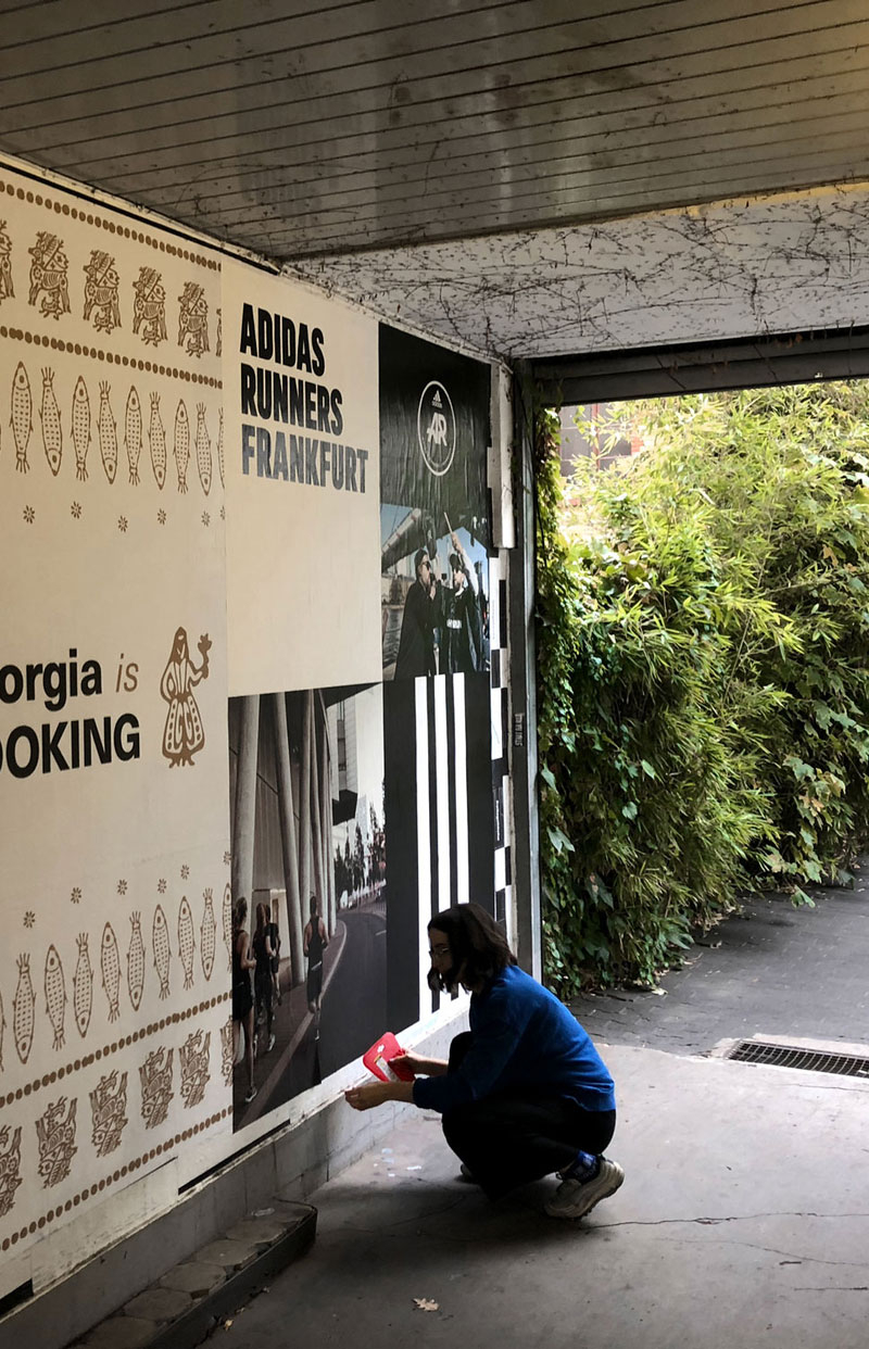 Die Poster der Wandgrafik werden angebracht, Making of