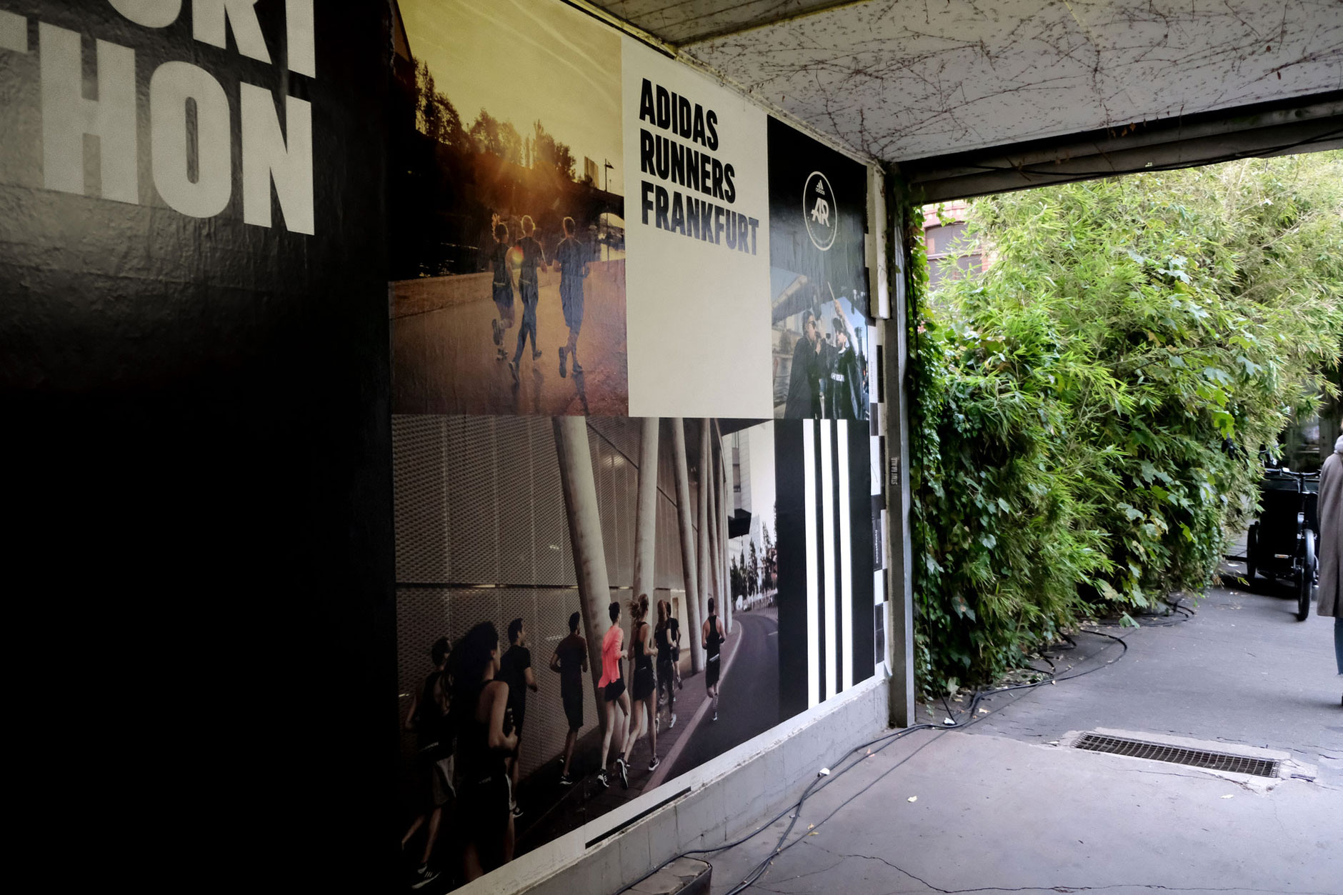 Wandgrafik in der Freitagsküche beim Frankfurt Marathon Ansicht auf die Wand der Freitagsküche, darauf eine Wandgrafik aus bolden Schriftzügen und Bildern der adidas runners Frankfurt