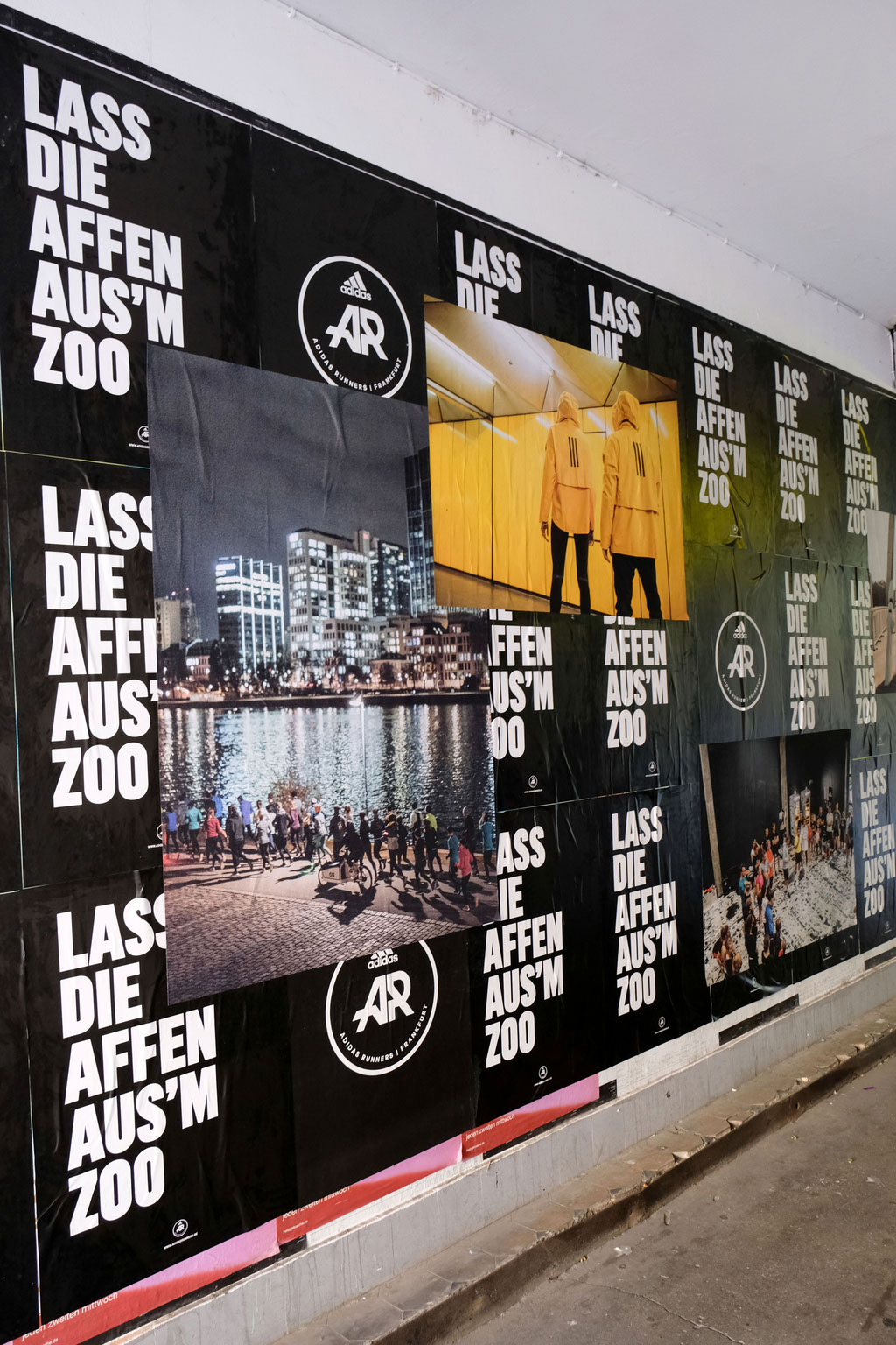 Wandgrafik mit typografischem Muster und Bildern