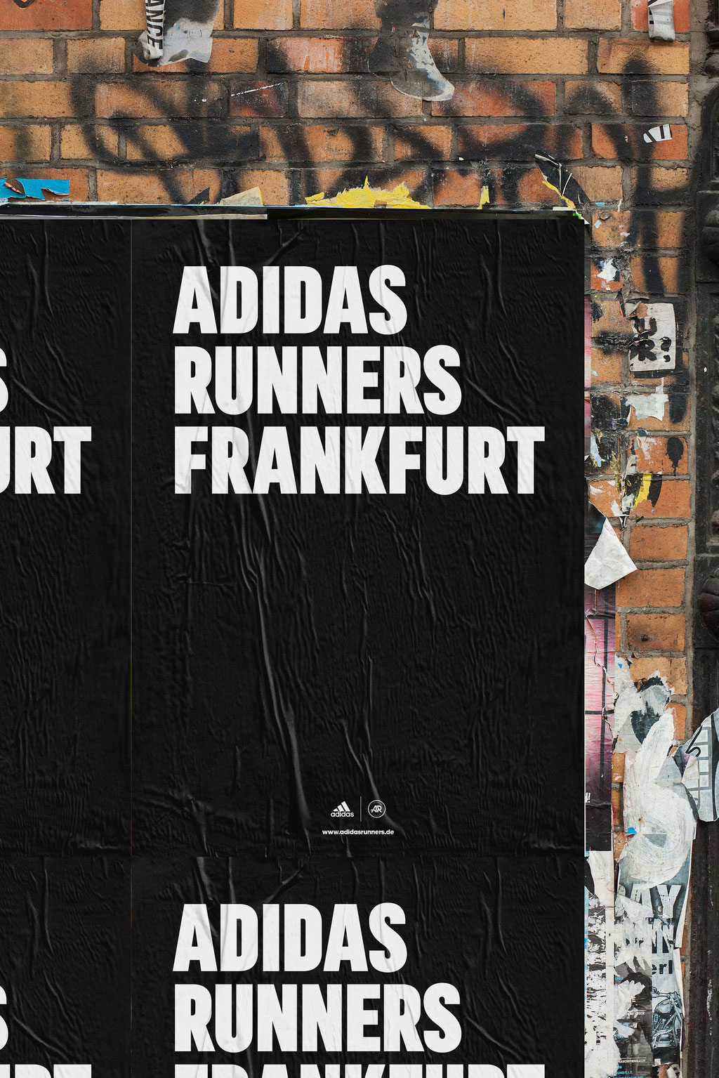 Grafikdesign und Konzept für die adidas Runners Frankfurt Wand mit Postern der adidas Runners, weißer großer Schriftzug auf schwarz