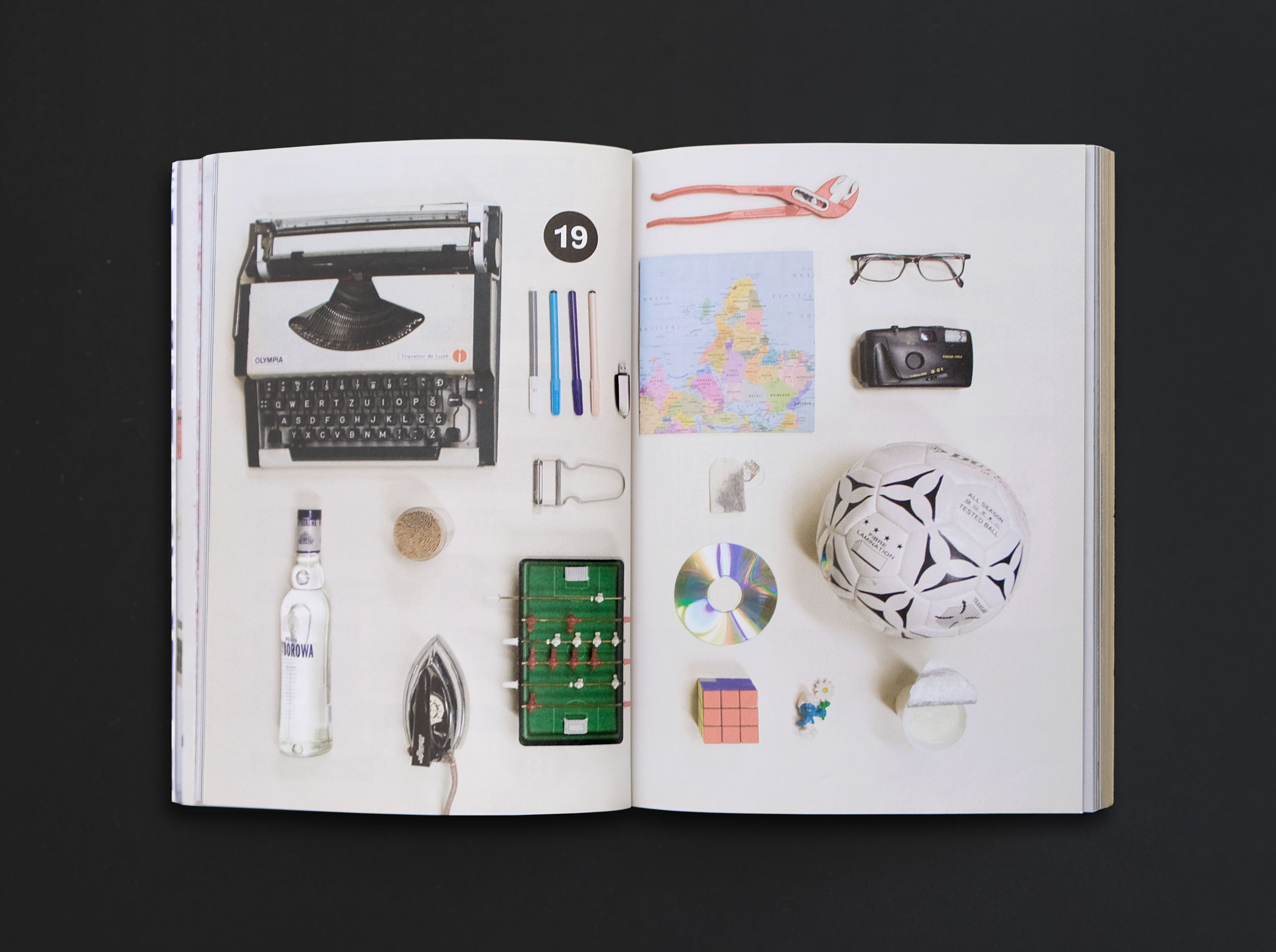 Buchgestaltung mit der Darstellung verschiedener Objekte