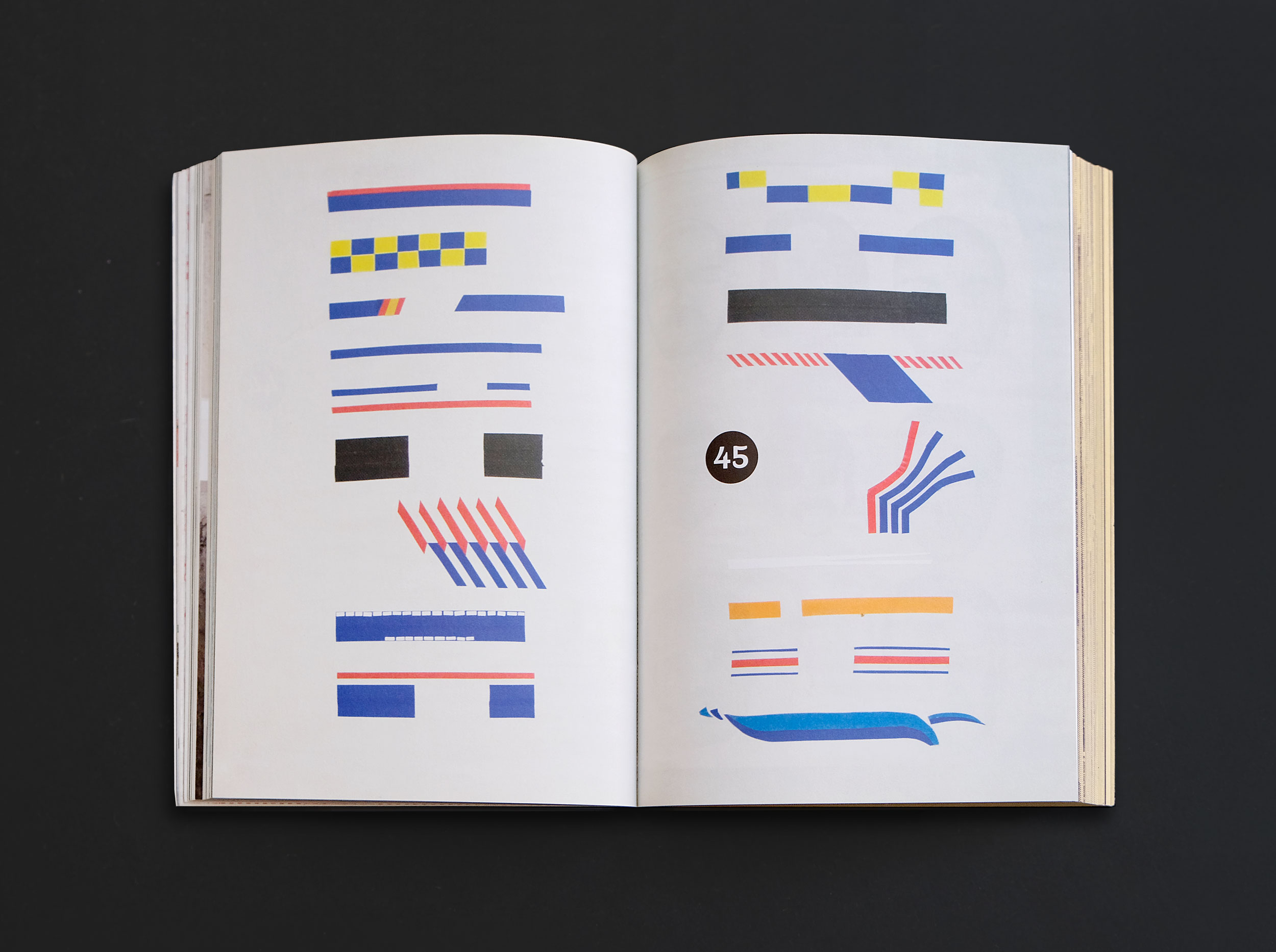 Doppelseite mit grafischer Darstellung europäischer Polizeiautos