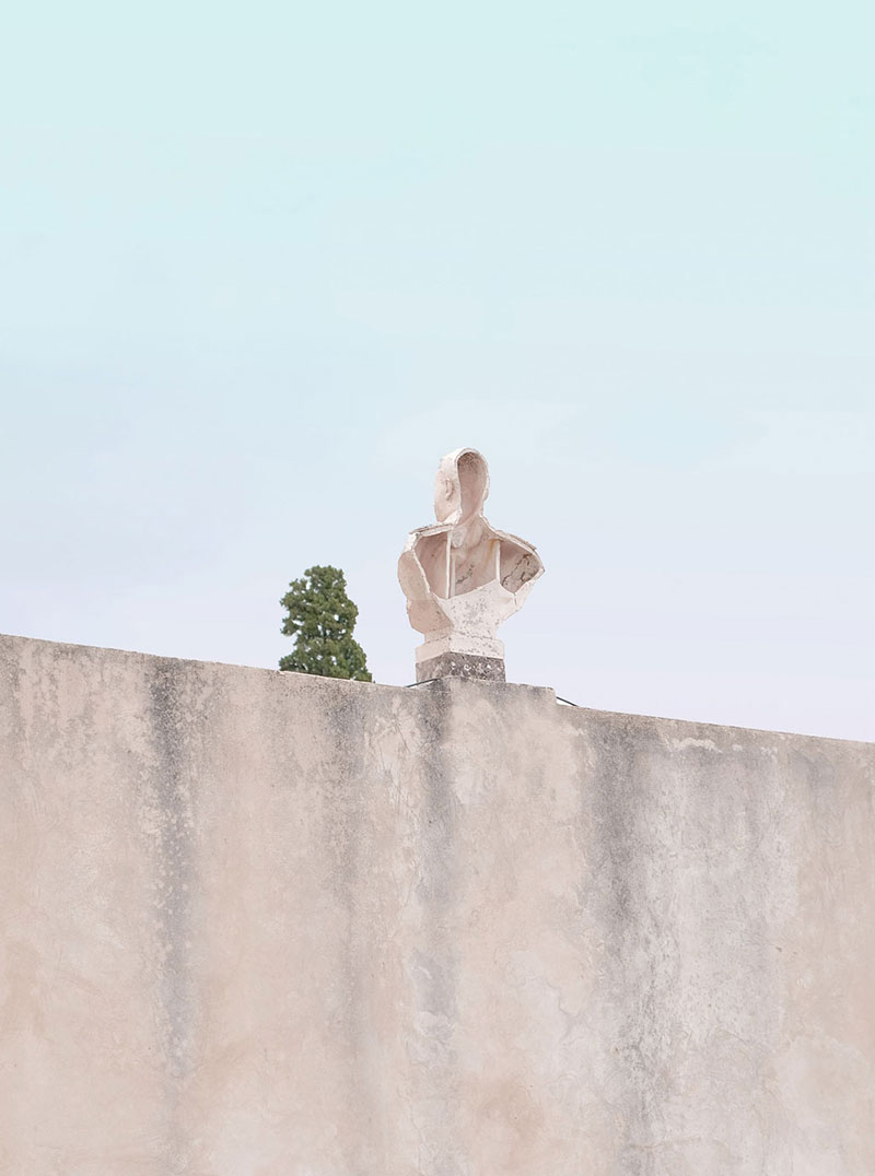 ausgewählte Illustrationen von Studio Biro Einfache, monochrome und grafische Illustration von einer Ansammlung von lächelnden Wolken