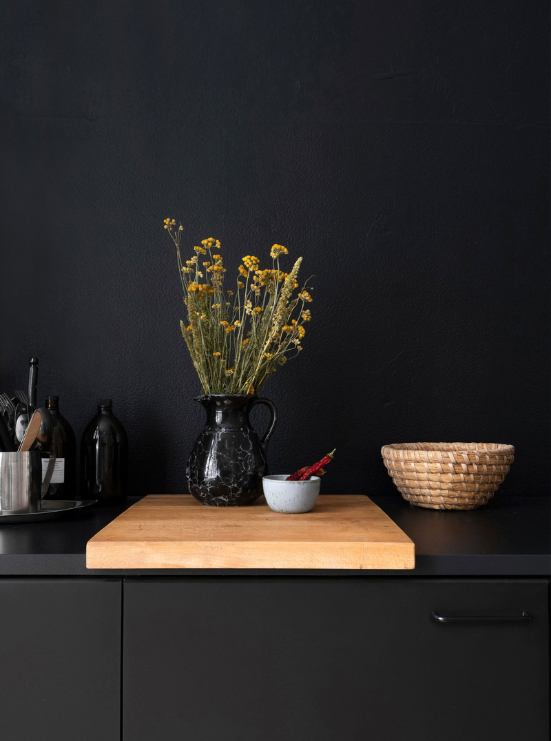 Corporate Design & Webdesign für den Plats Eventspace in Frankfurt Fotografie eines Stilllebens, Blumen in einer Vase vor schwarzer Wand