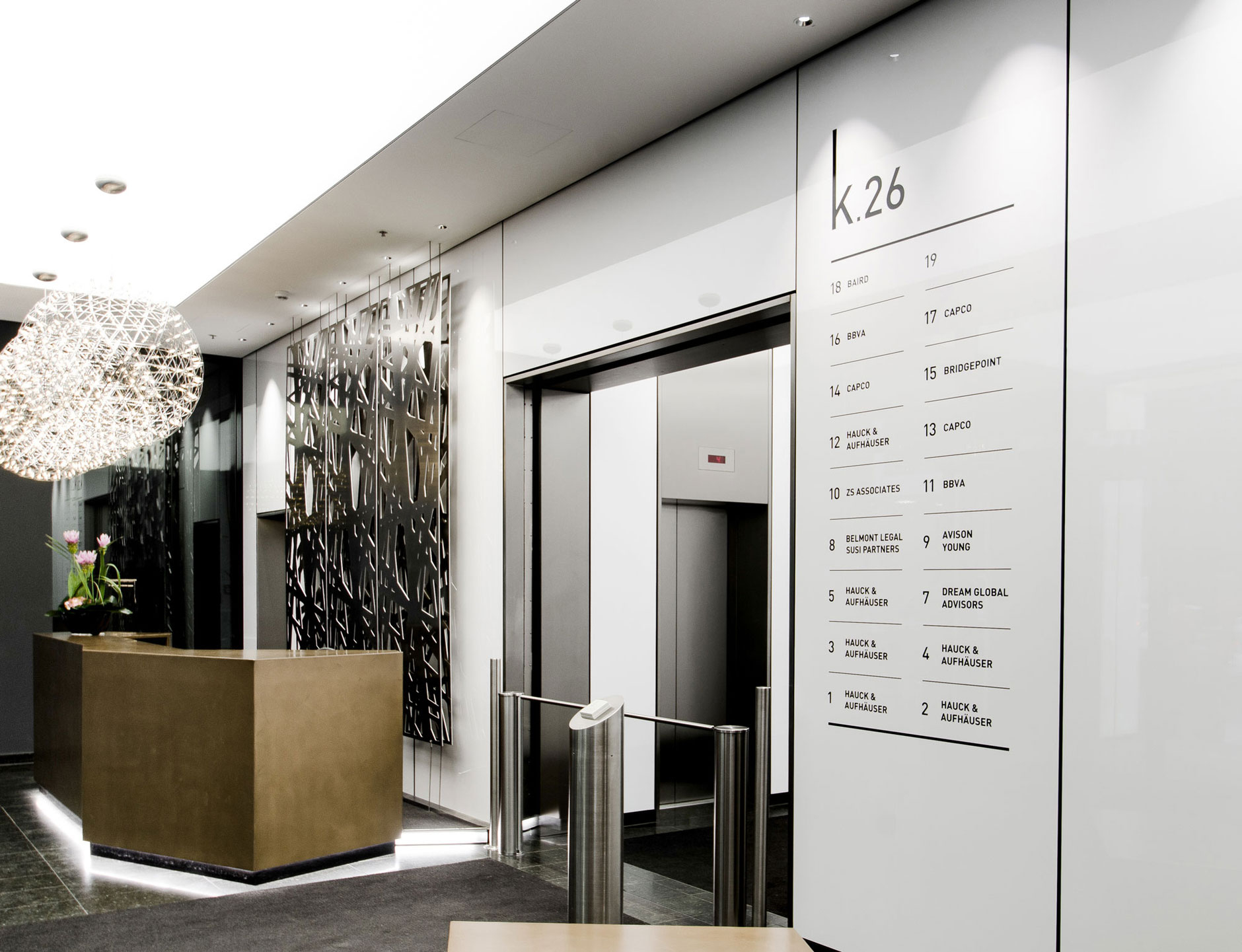 minimales Signage in der Eingangshalle des Bürogebäudes k26