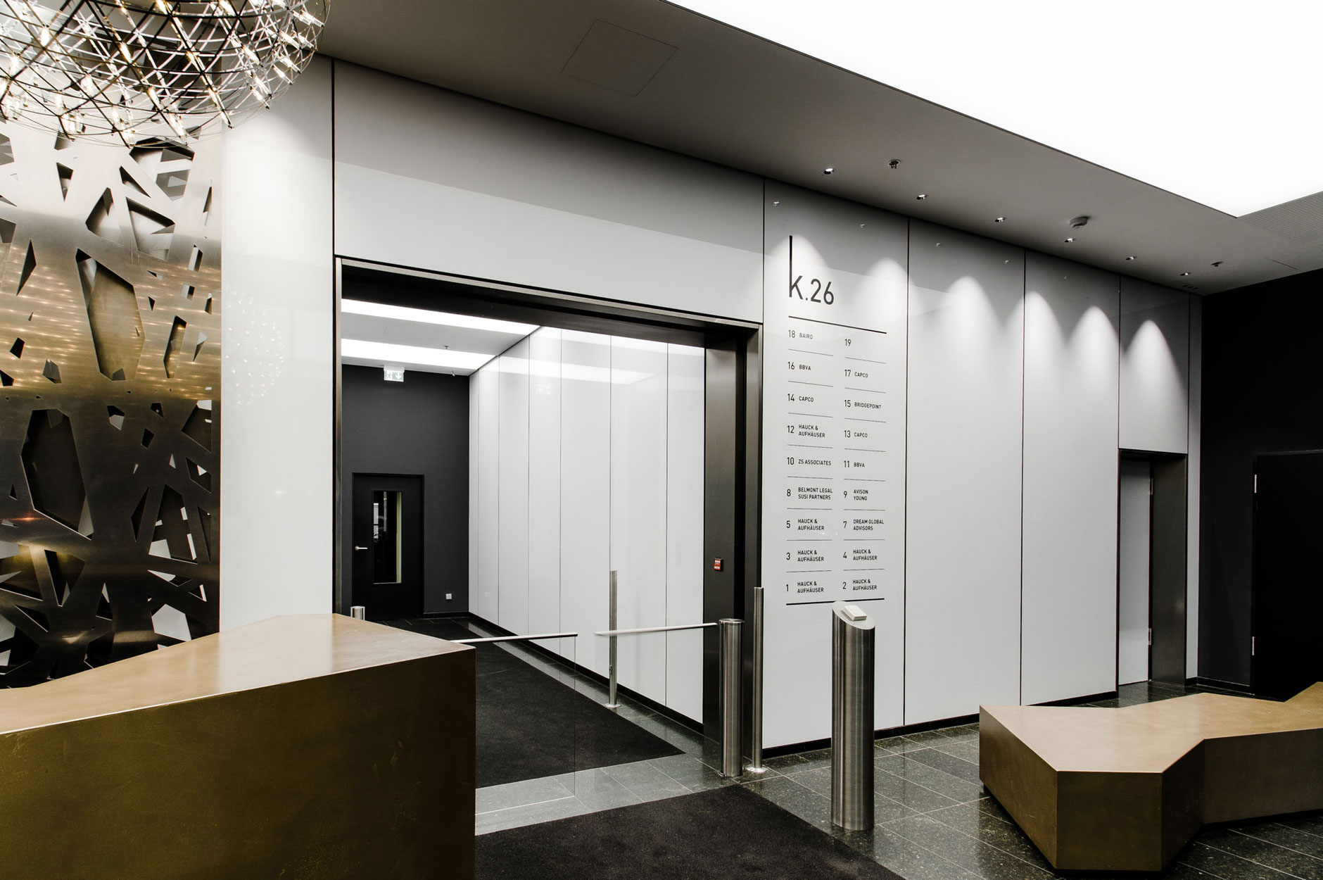 minimales Signage in der Eingangshalle des Bürogebäudes k26