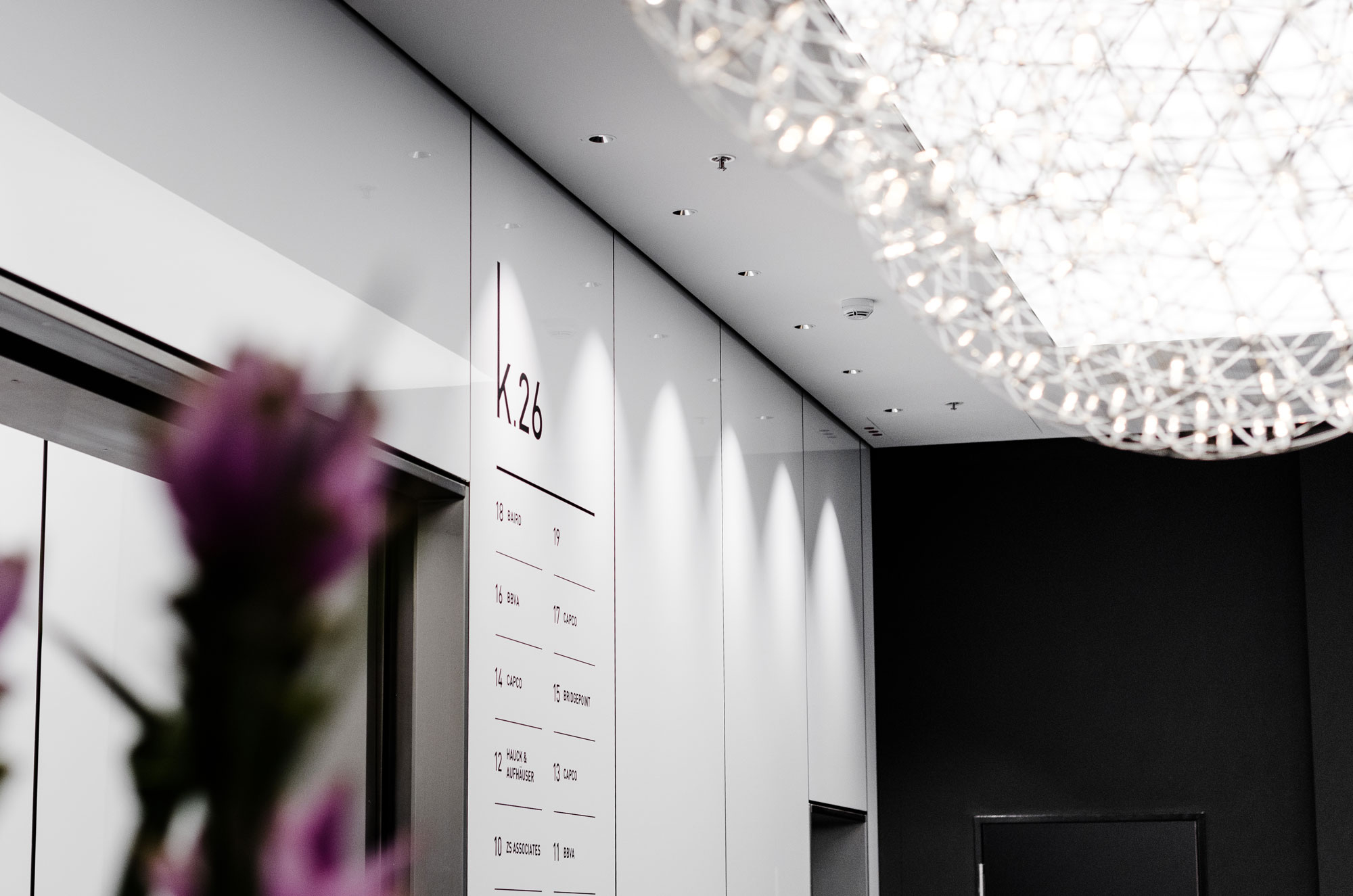 Detailaufnahme der Lobby des k26 Bürogebäudes mit unserer gestalteten Beschilderung