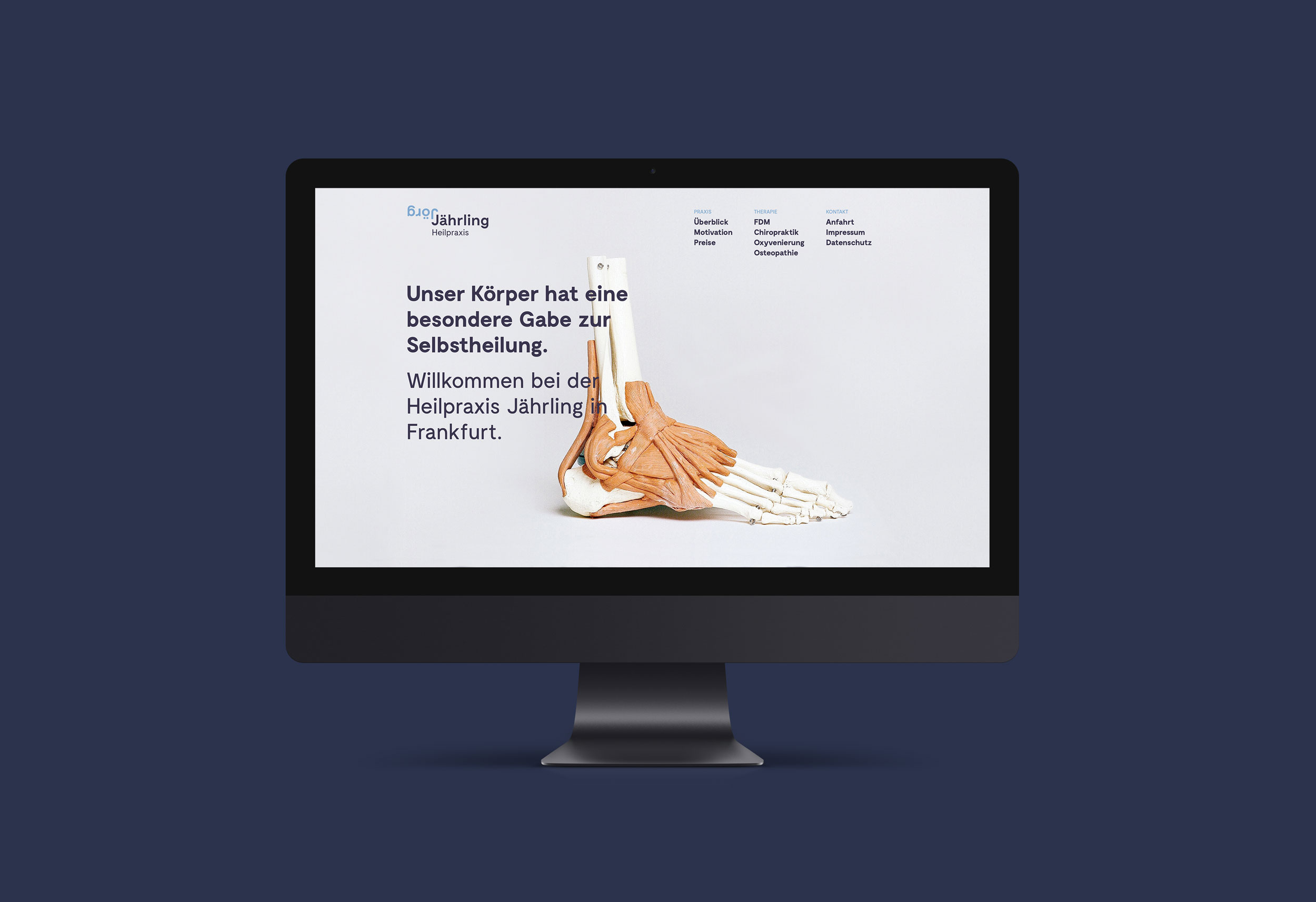 Computermonitor mit der Startseite der Heilpraxis Jörg Jährling, abgebildet ist die medizinsches Darstellung eines Fusses
