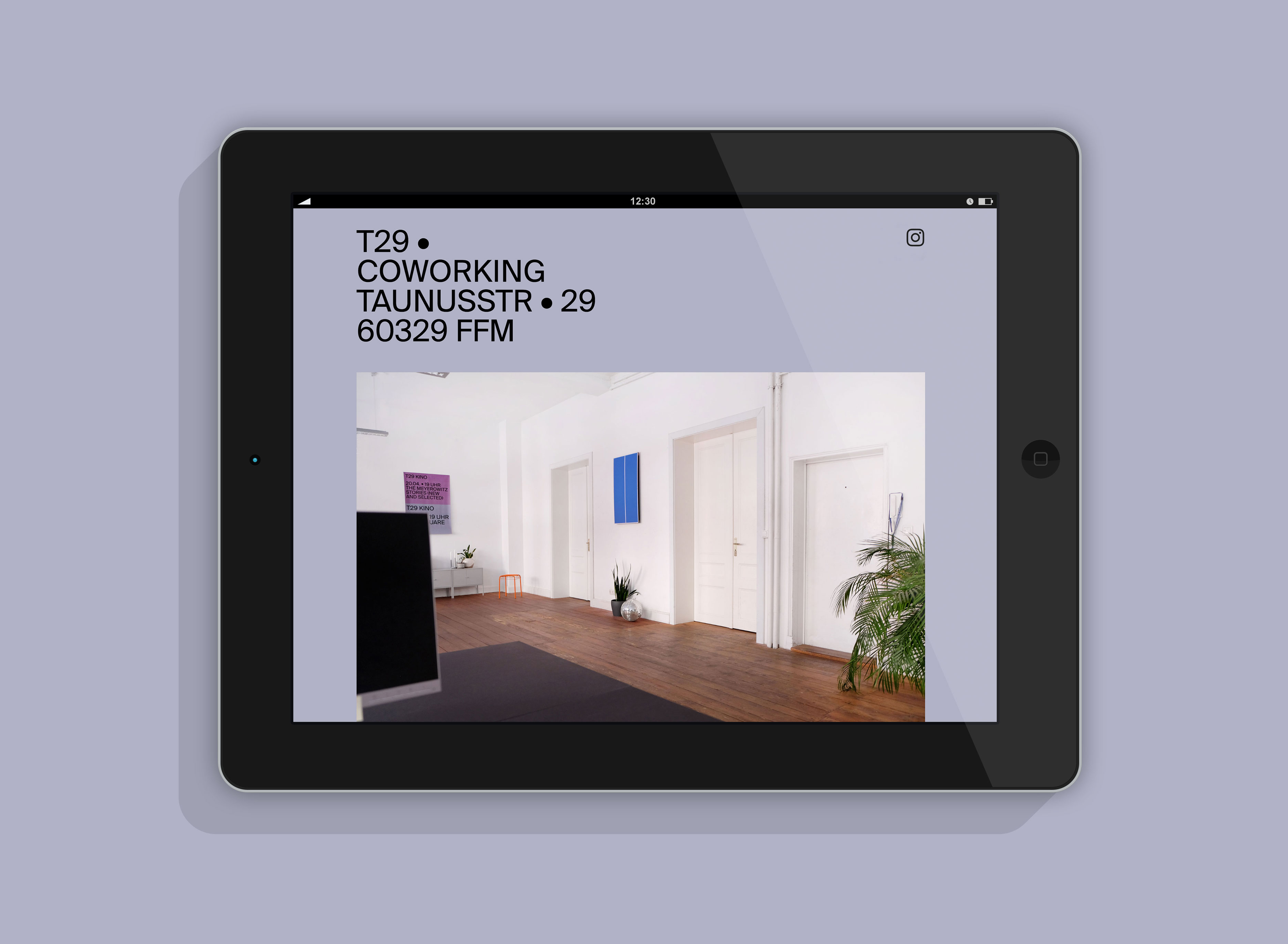 Tablet mit der Startseite des coworkingspaces, Logo links oben und Bild der Räume in der Mitte